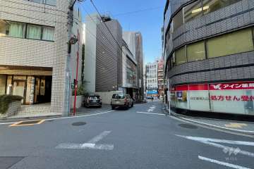 敷地南側の前面道路（西側から）