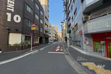 敷地南側の前面道路（東側から）