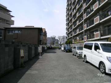 敷地の南側にも駐車場があります。