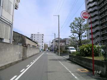 敷地の北側前面道路（道路を挟んで北側は工場です。）