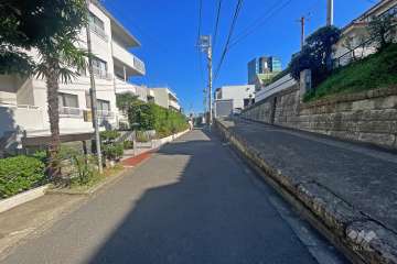 敷地南東側の前面道路（南西側から）