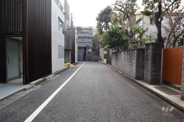 敷地西側の前面道路