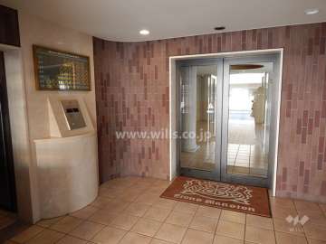 エントランスはオートロック付きです。