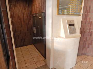 オートロックの操作盤と宅配ボックス