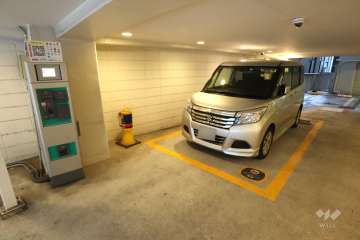 敷地内にコインパーキングとカーシェアがあります。