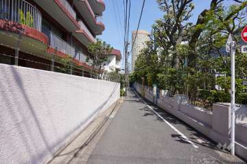 敷地南側の前面道路