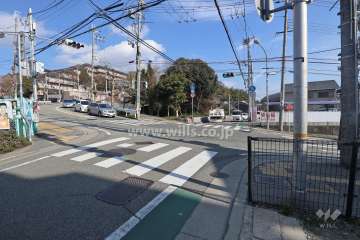 敷地東側には二車線のバス通りがあります。
