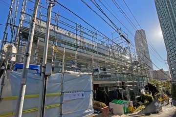 東武ハイライン高輪の外観（南西側から）（修繕工事中/2023年12月）