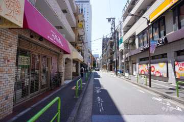 敷地西側の前面道路