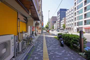 敷地北西側の前面道路（北東側から）