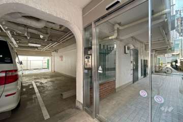 エントランスはオートロック付きです。