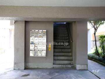 住戸出入り口と共用ポスト。1階はピロティになっています。