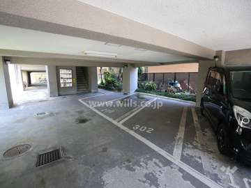 ピロティ部分にある敷地内駐車場（屋内平面式）