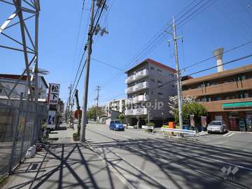 平田コーポの遠景。敷地南側は橘通り（二車線のバス通り）に面しています。