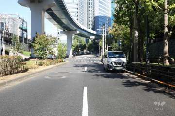 敷地西側の前面道路(南側から)