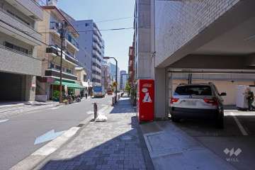 敷地北東側の前面道路（北西側から）