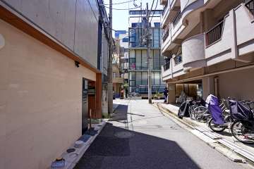 敷地南東側の前面道路（南西側から）