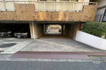 駐車場の出入り口
