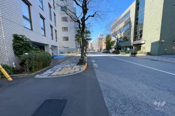 敷地北西側の前面道路（北東側から）