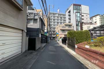 敷地西側の前面道路