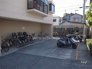 駐輪場とバイク置き場