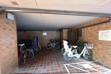 屋内に設けられた駐輪場