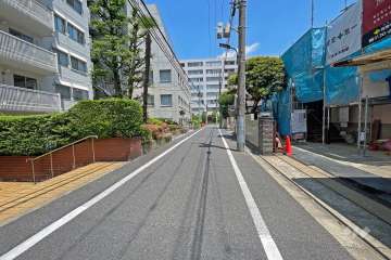 敷地南側の前面道路（西側から）