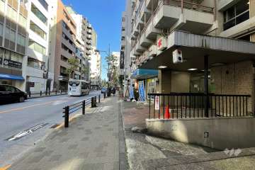 敷地北西側の前面道路（南西側から）