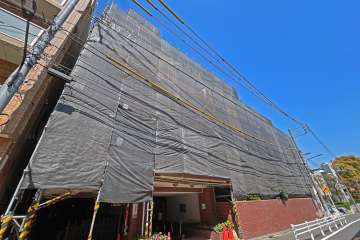 トーア高輪ガーデンの外観（南西側から）2023年2月現在、大規模修繕工事実施中です。