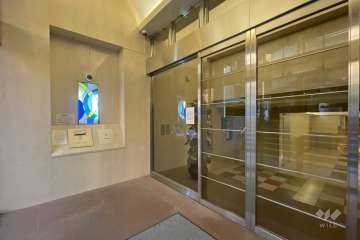 エントランスはオートロック付きです。