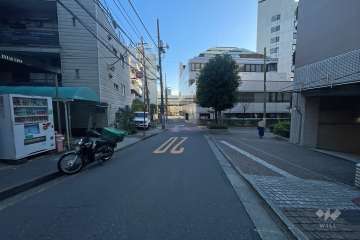 敷地東側の前面道路（北側から）