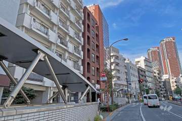 敷地の北側前面道路（東側から）