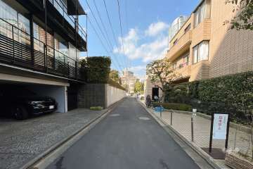 敷地西側の前面道路