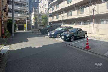 敷地西側の前面道路