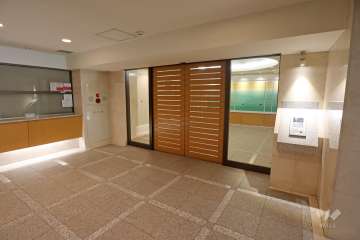 エントランスはオートロック付きです。