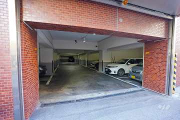 敷地内駐車場の出入り口（リングシャッター付き）