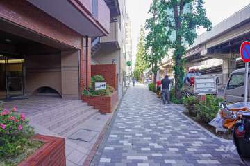 敷地東側の前面道路（南側から）