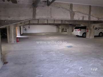 地階にある敷地内駐車場（平面式）