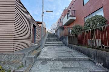 敷地北西側の前面道路