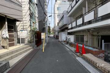 敷地西側の前面道路