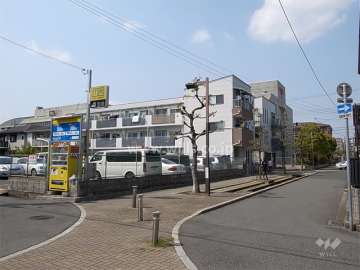メゾンローズ塚口の遠景。周辺は区画の整った静かな住宅地です。
