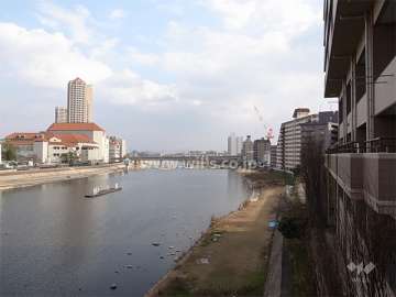 敷地北東側には武庫川が流れています。