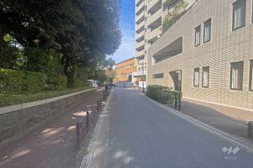 敷地南西側の前面道路（南東側から）。向かいは『有栖川宮記念公園』です。