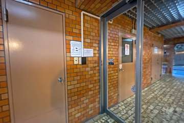 エントランスはオートロック付きです。