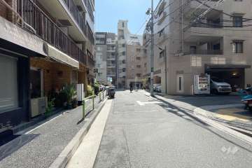 敷地西側の前面道路