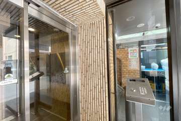 エントランスはオートロック付きです。