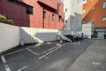 敷地内駐車場（屋外平面式）と駐輪場