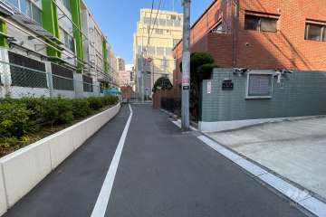 敷地南東側の前面道路（北東側から）