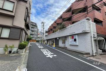 敷地北西側の前面道路（南西側から）