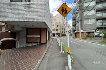 敷地北東側の前面道路（南東側から）
